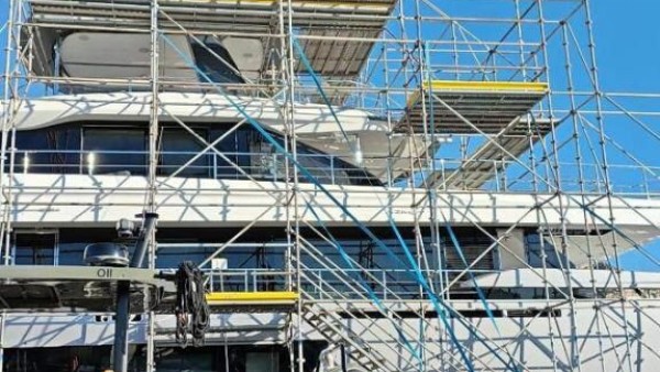 Montage d'un échafaudage à Beaulieu-sur-Mer (06).