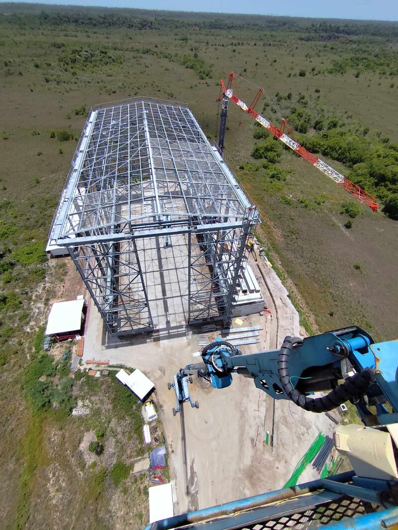 Construction de la structure métallique du BSB sur le centre spatial Guyanais.