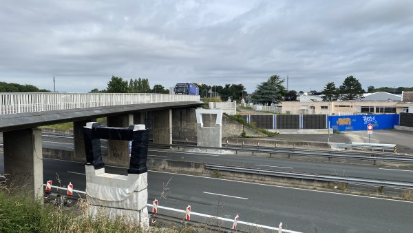 Construction d'une passerelle métallique 